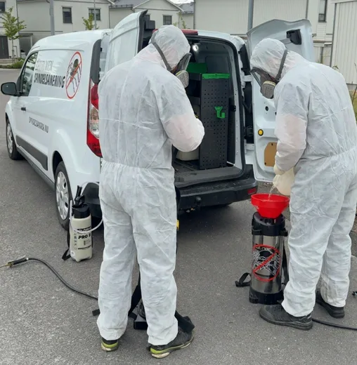 Spindelsanering av villa i Karlskrona — fasad och fönster behandlas med medel godkänt av Kemikalieinspektionen